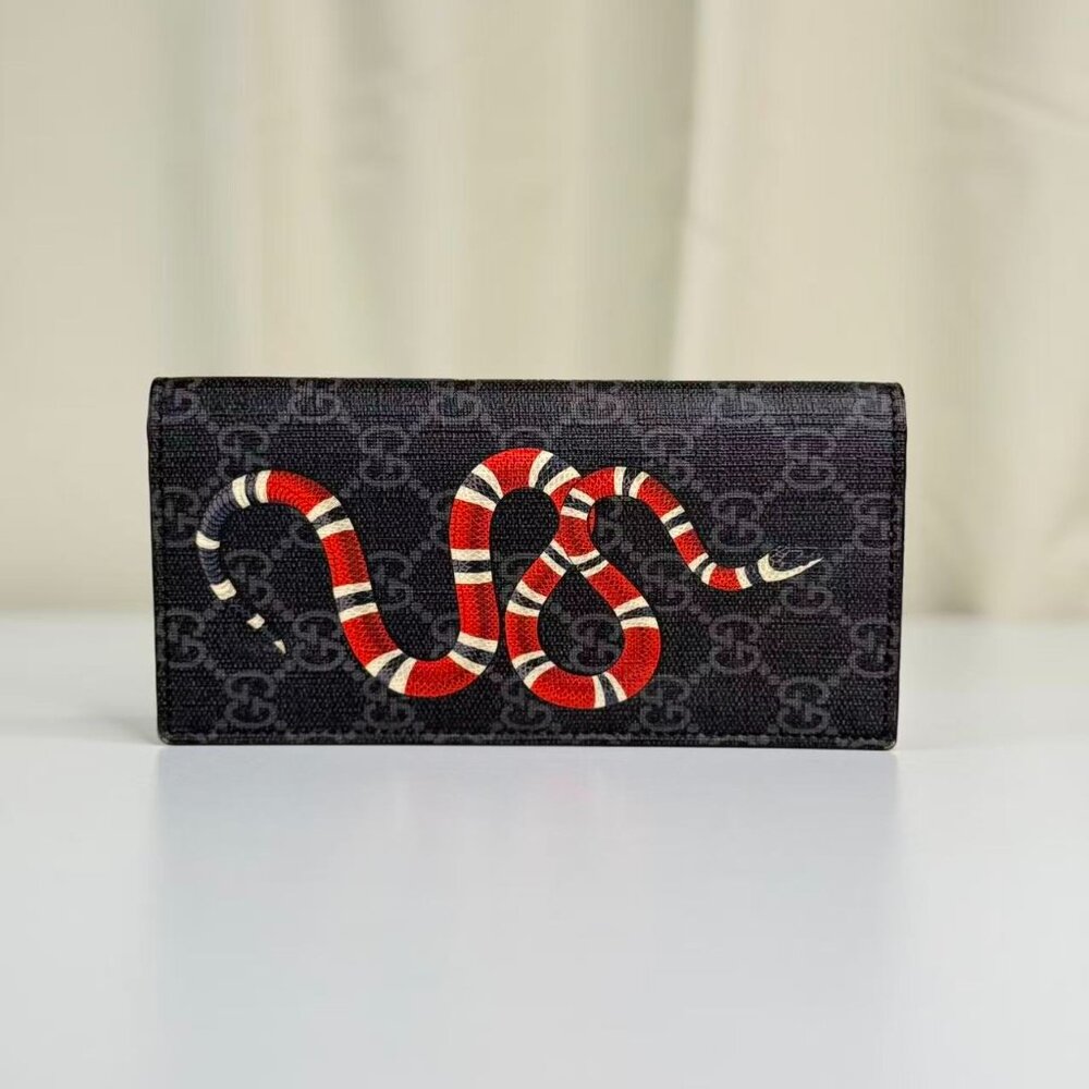Gucci GG Logo Supreme Wallet with Iconic Red Snake Design - Picture 2 of 9